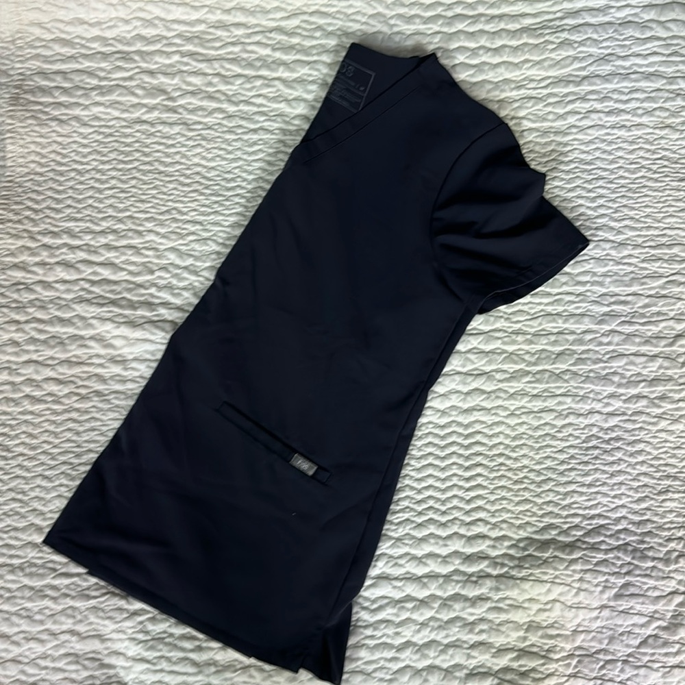 Figs quiet navy casma 3 pocket scrub top